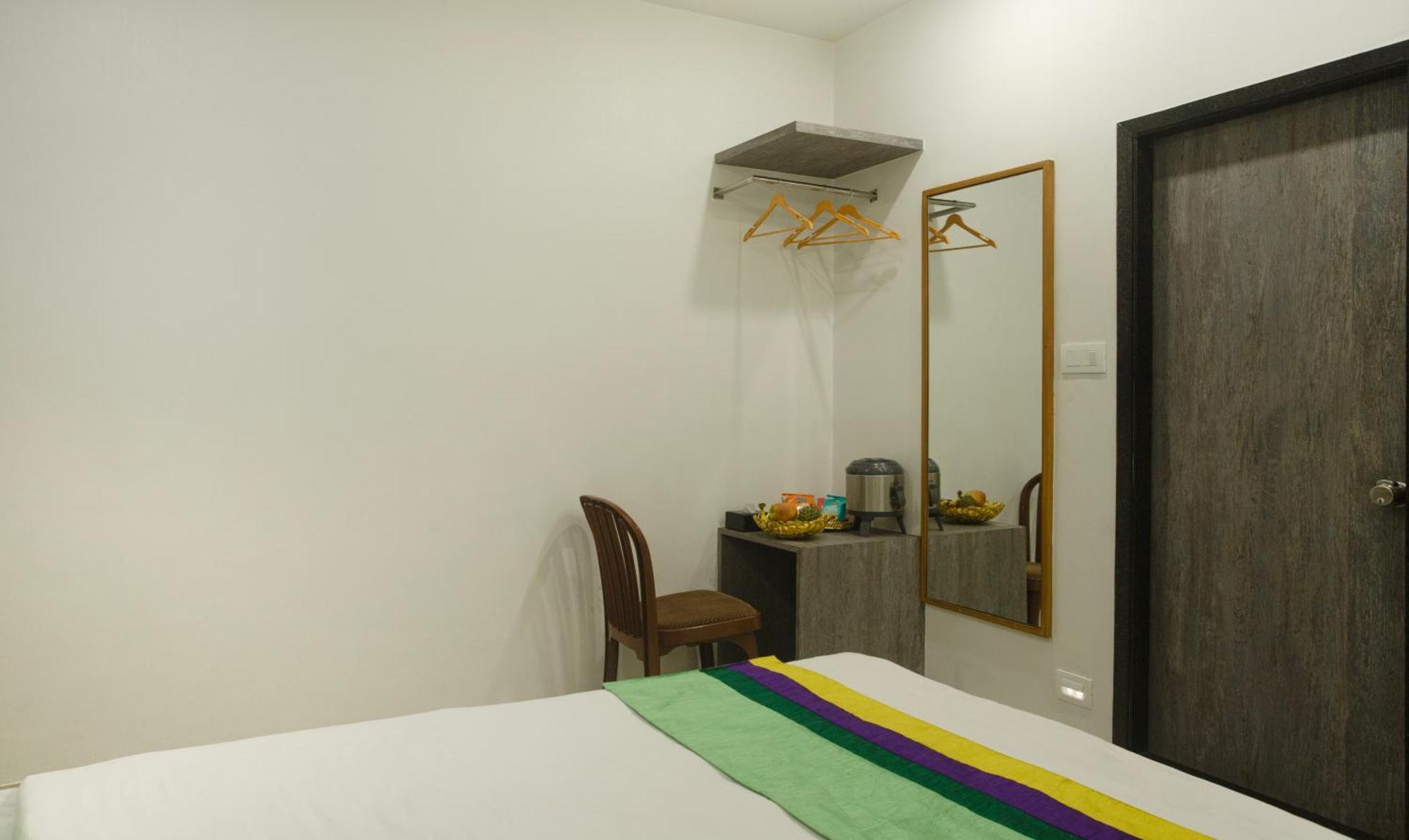 Treebo Urban, 1 Km From Railway Station Ξενοδοχείο Σουράτ Εξωτερικό φωτογραφία